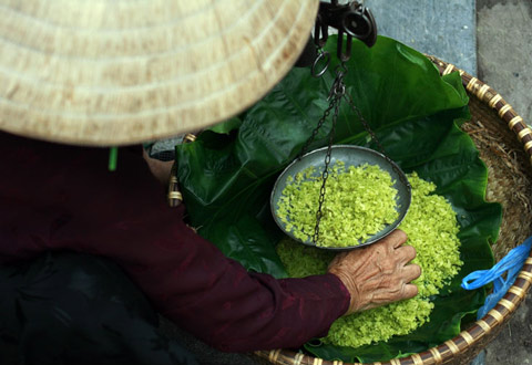 Chọn mua cốm vào buổi sáng