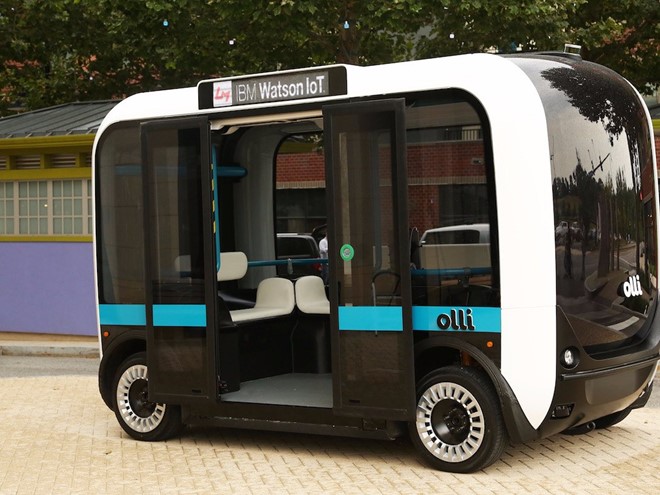 Hệ thống giao thông độc lập ''Self-driving shuttles'' chạy trên tuyến đường cố định sẽ giúp cho người dân di chuyển khắp thành phố một cách thuận tiện thay cho taxi. Một công ty của Pháp đang phát triển hệ thống giao thông này tại châu Âu có tên gọi là EasyMile. Ngoài ra, một công ty khởi nghiệp Local Motors cũng đang chế tạo phương tiện này có tên Olli sẽ chạy thử nghiệm hệ thống giao thông này tại Washington DC, Mỹ vào mùa hè nay. Ảnh: báo Zing.vn
