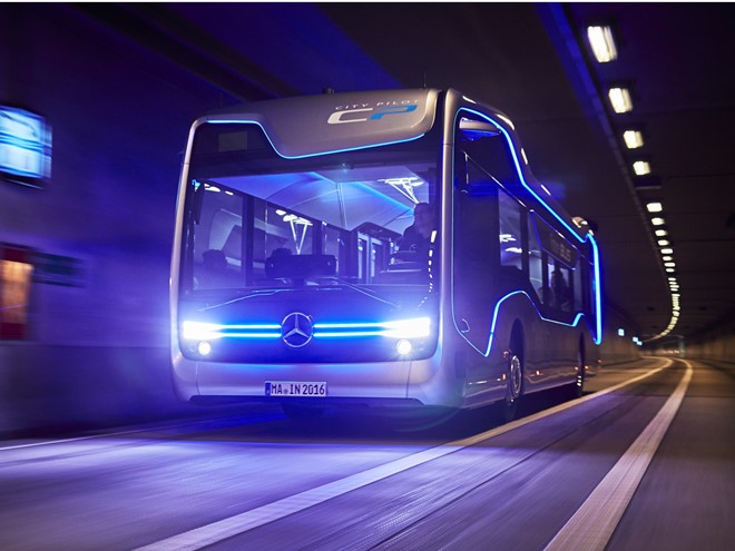  Xe bus tự lái sẽ là một phương án hữu ích giúp cho người tham gia giao thông ở các khu vực ngoại ô đông dân. Mercedes-Benz cho biết  hãng đã chế tạo thành công xe bus bán tự lái có tên Future Bus, chiếc xe này có thể nhận biết được đèn giao thông, chỉ dẫn khi qua đường hầm, người đi bộ và người đi xe đạp trên đường để đảm bảo an toàn giao thông. Future Bus có tốc độ tối đa 43 dặm một giờ và được lập trình vận hành trên làn dành riêng cho xe bus. Ảnh: báo Zing.vn