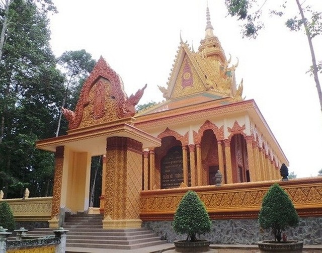 Ngoài ra còn có nhiều ngôi chùa khác được đại gia Trầm Bê xây dựng tại Trà Vinh như chùa Bến Có (4 tỷ), chùa Mới (7 tỷ) và chùa Tà Điêu (6 tỷ)..... Vị đại gia này còn bỏ ra 6 tỷ để xây một ngôi chùa ở huyện Vũng Liêm, Vĩnh Long. Ảnh: VietNamNet