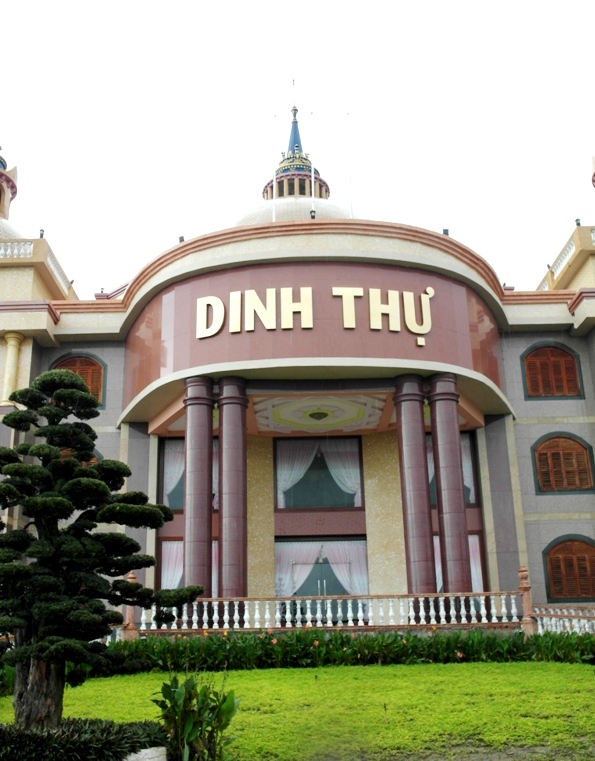 Mặt chính của dinh thự hoành tráng. Ảnh: VietNamNet