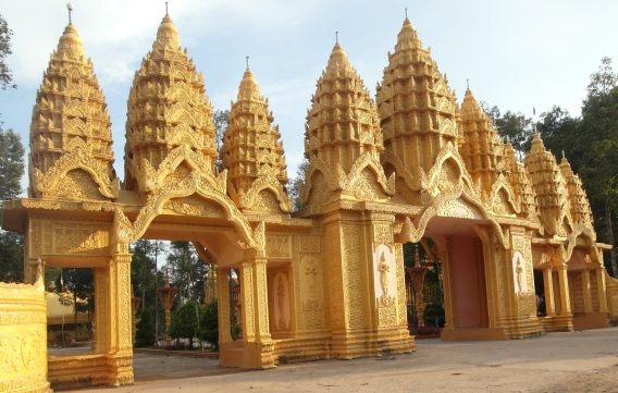 Ngoài biệt thự trăm tỷ, đại gia Trầm Bê đã công đức số tiền hàng trăm tỷ để xây dựng những ngôi chùa kiến trúc độc đáo với vẻ ngoài lóng lánh như dát vàng. Trong ảnh là chùa Vàm Ray tọa lạc tại xã Hàm Giang, huyện Trà Cú, tỉnh Trà Vinh. Tổng số tiền vị đại gia này đã bỏ ra xây ngôi chùa là 50 tỷ đồng. Ảnh: VietNamNet