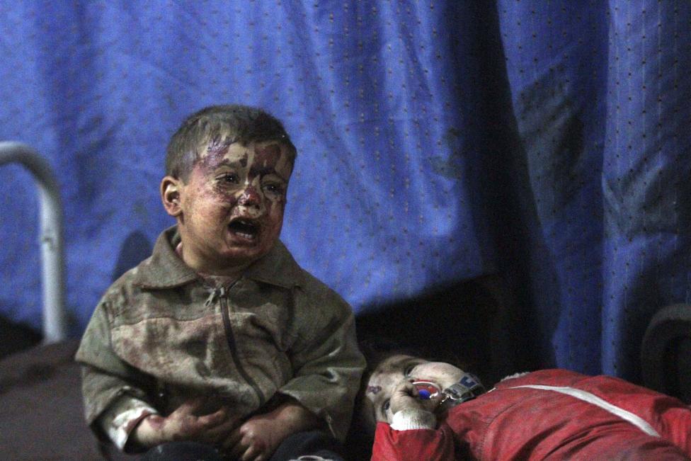 Hai em bé Syria bị thương khóc nức nở khi được đưa đến bệnh viện điều trị. Ảnh: Reuters