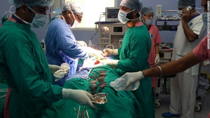 Cuộc phẫu thuật kéo dài 5 tiếng đồng hồ. Ảnh: Dinesh Bubey/Barcroft