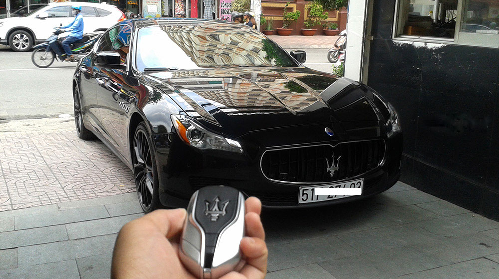 Tối 27.7, đại gia Minh nhựa đã chia sẻ hình ảnh về chiếc siêu xe Maserati Quattroporte mới tậu về garage của mình. Đây là chiếc Maserati Quattroporte thế hệ thứ 6, gây ấn tượng với những đường nét khỏe khoắn và hiện đại. Được biết, chiếc Maserati Quattroporte của Minh nhựa là xe nhập khẩu chính hãng, có giá sau thuế hơn 6,5 tỷ đồng.
