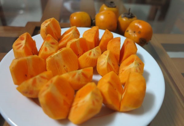 Chọn hồng còn núm  Để biết hồng có chứa hóa chất hay không, bạn có thể quan sát núm quả hồng ngâm bằng mắt thường. Nếu như quả hồng đã bị phun thuốc bảo quản thì núm của chúng thường xuất hiện những đốm màu trắng.