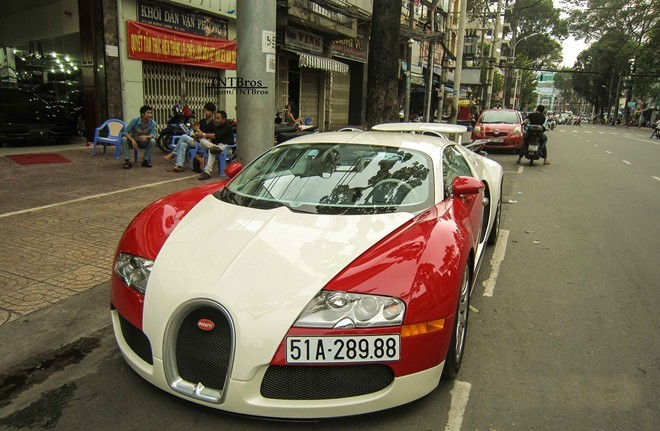 Tháng 2.2012, “ông hoàng tốc độ” Bugatti Veyron màu trắng – đỏ, đời 2008 chính thức đặt chân đến Việt Nam và cư ngụ tại nhà Minh Nhựa. Các chuyên trang siêu xe thế giới cũng sửng sốt khi hay tin Bugatti Veyron về Việt Nam. Mức giá cho chiếc xe này được cho là đã xô đổ mọi kỷ lục về giá cho một chiếc siêu xe ở Việt Nam, đặc biệt hơn nó là chiếc Bugatti độc nhất.