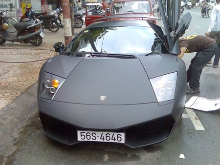 Siêu xe Lamborghini Mucielago LP670 SV Chiếc Lamborghini Murcielago LP670-4 SV của Minh Nhựa về Việt Nam vào cuối tháng 10.2010 và là chiếc LP670-4 SV duy nhất Việt Nam cho đến nay. Xe sở hữu ngoại thất đen nhám mang biển số 56S – 4646, trùng với số thứ tự 46 trên tổng số 186 chiếc được sản xuất trên toàn thế giới. Theo tính toán, chiếc Lamborghini Murcielago LP670-4 SV có giá trị lên đến 1,3 triệu đô sau khi ra biển số trắng và chịu mọi loại thuế, phí, tương đương 29,22 tỷ đồng.