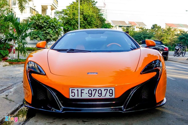 Siêu xe McLaren 650S Spider màu cam cũng nằm trong bộ sưu tập của đại gia Minh nhựa. Xe được đưa về Việt Nam vào những ngày cuối năm 2015 và nhanh chóng được ra biển trắng khá đẹp là 51F-979.79. McLaren 650S lai giữa siêu xe triệu đô P1 và 12C. Nét khỏe khoắn ở thiết kế ngoại thất cùng bộ cửa mở hất lên đầy ấn tượng giúp siêu xe này thu hút nhiều ánh nhìn.