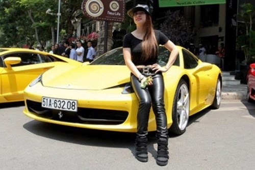 Cả hai siêu ngựa trên hiện tại đều không còn xuất trong ga-ra nhà đại gia này nữa. Thời điểm hiện tại, BST siêu xe của Minh Nhựa chỉ còn duy nhất một chiếc Ferrari 458 Italia màu vàng. Ở thời điểm mới xuất hiện tại Việt Nam, ''siêu ngựa Ý'' này cũng có giá lến đến hơn 10 tỷ đồng được vợ cũ của đại gia thường xuyên cầm lái.
