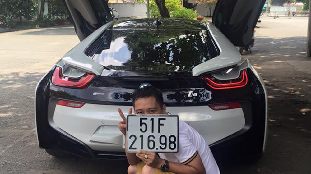 Về nhà Minh Nhựa vào giữa năm 2015, đây là chiếc BMW i8 đầu tiên có biển số tại Việt Nam. BMW i8 sử dụng hệ dẫn động hybrid gồm động cơ xăng 1.5L 3 xy-lanh, công suất 231 mã lực đặt bên dưới ghế sau và mô-tơ điện công suất 131 mã lực đặt ở cầu trước. Động cơ xăng truyền lực tới bánh sau qua hộp số tự động 6 cấp, còn mô-tơ điện làm quay bánh trước qua hộp số tự động 2 cấp.