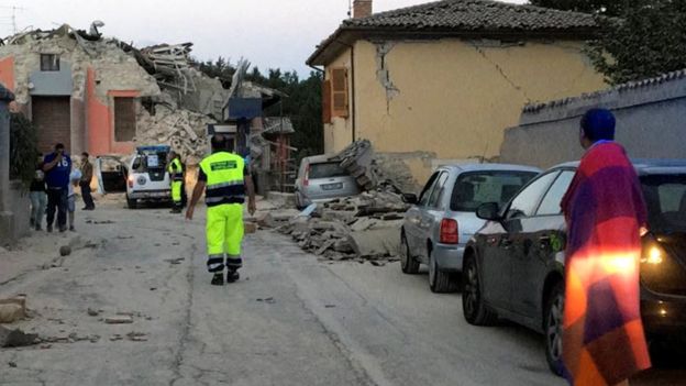 ''Một nửa thành phố đã biến mất'', thị trưởng của Amatrice nói, một trong những thị trấn tồi tệ nhất bị ảnh hưởng từ trận động đất. Ảnh: BBC