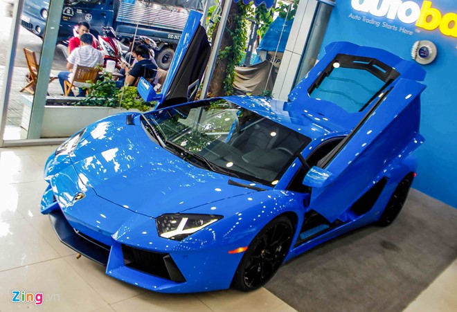 Trong số 9 chiếc Aventador tại Việt Nam, chỉ một chiếc màu trắng được nhập khẩu chính hãng và mới 100%, 8 chiếc còn lại đều được nhập khẩu bởi các đại lý tư nhân theo dạng đã qua sử dụng. Ảnh: Zing.vn