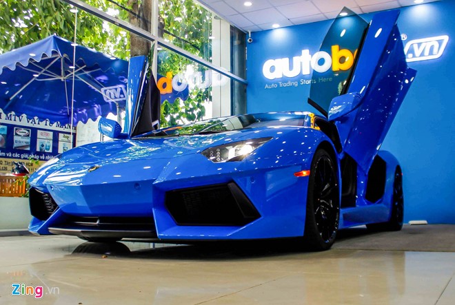 Mới đây, siêu xe Lamborghini Aventador LP700-4 với tông màu ngoại thất màu xanh Lemans lạ mắt và thuộc vào hàng hiếm xuất hiện bất ngờ ở một showroom tư nhân tại Sài Gòn thu hút sự quan tâm của cộng đồng giới đam mê siêu xe tại Việt Nam. Ảnh: Zing.vn