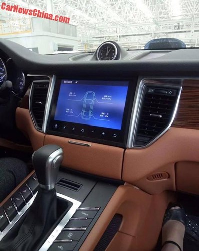 Bảng điều khiển kiểu điện thoại Vertu đã thành thương hiệu của Porsche cũng bị Zotye sử dụng. Bên cạnh đó là vô-lăng, bảng táp-lô cũng tương tự.