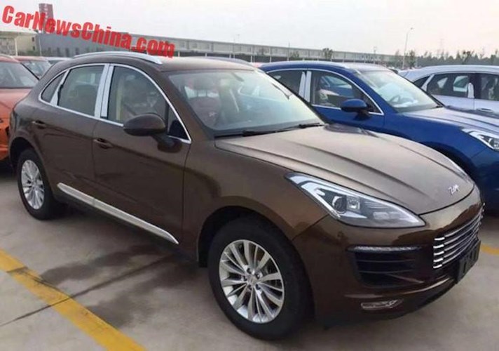 Phần thân xe của Macan đã được hãng xe Zotye nhái một cách trung thực trên SR8, với điểm khác biệt lớn nhất nằm ở một ô cửa kính nhỏ hai bên gương chiếu hậu. Tuy nhiên nếu che phần này đi, có thể thấy thân xe của Zotye SR8 giống y hệt Porsche Macan thật, với điểm khác biệt chỉ nằm ở cột B và viền trang trí thân xe mạ chrome.