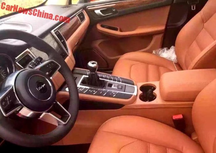 Nội thất của ZotyeSR8 cũng nhái y hệt Macan, cũng với hàng phím đặt xéo trên bảng điều khiển trung tâm, vô-lăng thể thao và màn hình hệ thống thông tin giải trí lớn.