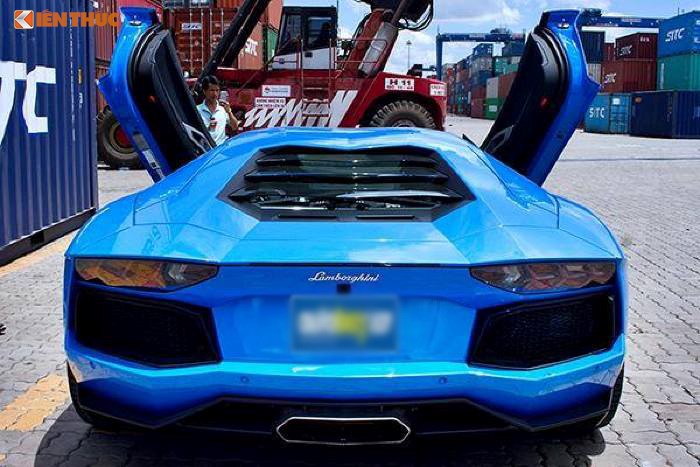Theo Lamborghini, thời gian chuyển số của Aventador chỉ khoảng 50 phần nghìn giây, nhanh hơn 40% so với các loại hộp số ly hợp kép tiêu chuẩn. Với tất cả những công nghệ hàng đầu đó, Aventador tăng tốc lên 100 km/h từ vị trí xuất phát chỉ trong 2,9 giây và vận tốc tối đa 350 km/h. Ảnh: báo Kiến thức