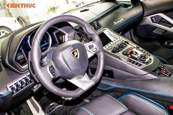 Nội thất bọc da với những đường chỉ khâu màu xanh tương phản. Ảnh: báo Kiến thức