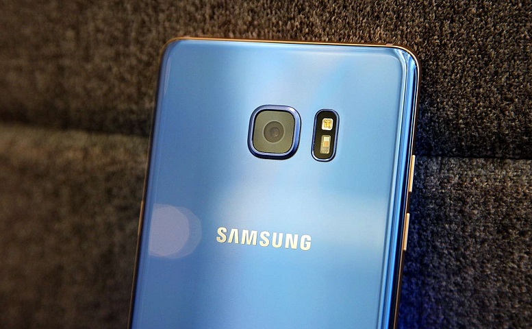 Màu xanh san hô Blue Coral trên Galaxy Note 7 trông giống xanh da trời và hạn chế bám vân tay tốt hơn phiên bản màu vàng, bạc. Ảnh: Zing.vn