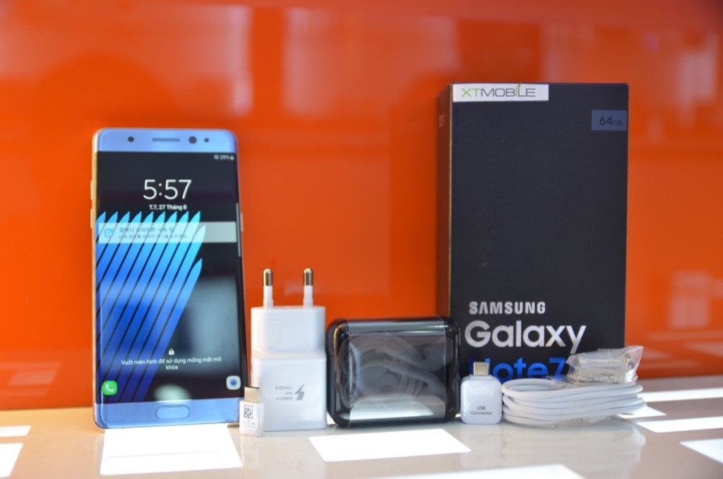 Note 7 Blue Coral từ Hàn Quốc đi kèm sạc nhanh, các cổng chuyển, tai nghe và cáp USB –C tương tự bản chính hãng tại Việt Nam. Ảnh: Zing.vn