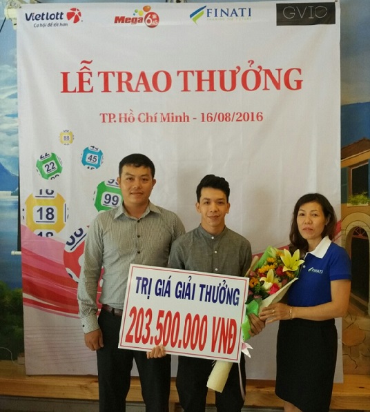 Anh Trần Thanh V (giữa) nhận giải nhất xổ số điện toán. Ảnh: Báo Người 13Win18 cá cược thể thao Anh Trần Thanh V (giữa) nhận giải nhất xổ số điện toán. Ảnh: Báo Người 13Win18 cá cược thể thao
