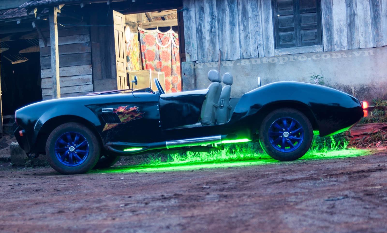 Shelby Cobra 427 trở nên lung linh hơn vào buổi tối nhờ đèn gầm có thể phát ra 5 màu sắc khác nhau.