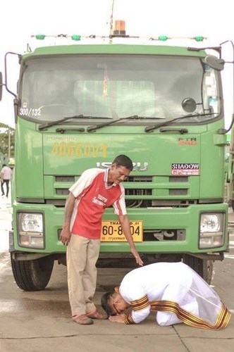 Hình ảnh quỳ gối trước xe rác của cha của chàng cử nhân đại học khiến nhiều người cảm động 