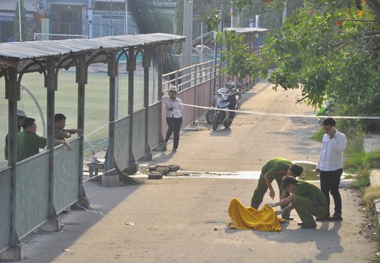 Hiện trường vụ cụ &ocirc;ng 70 tuổi tự thi&ecirc;u s&aacute;t s&acirc;n b&oacute;ng đ&aacute; tr&ecirc;n đường Nguyễn Văn Lịch
