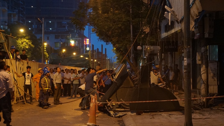 sập cần cẩu đ&egrave; v&agrave;o nh&agrave; d&acirc;n