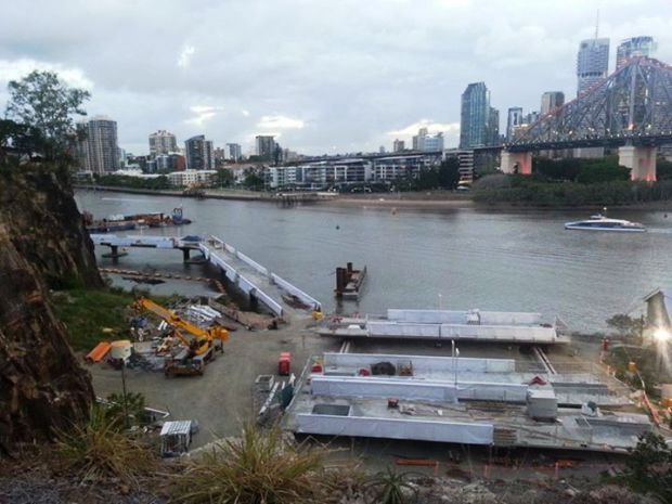 Brisbane Riverwalk trong qu&aacute; tr&igrave;nh thi c&ocirc;ng