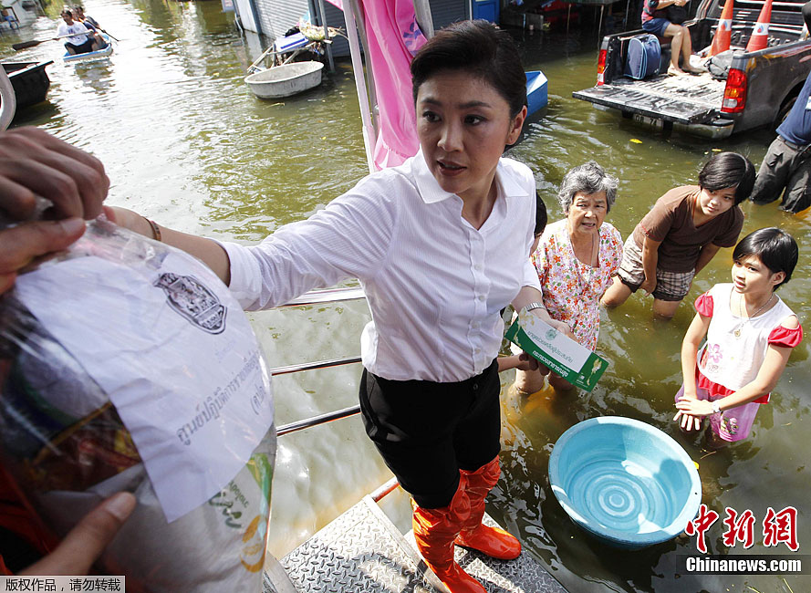 Thủ tướng Thái Lan Yingluck Shinawatra thăm người dân tại tỉnh Nonthaburi Thủ tướng Thái Lan Yingluck Shinawatra thăm người dân tại tỉnh Nonthaburi