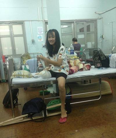 Gia đ&igrave;nh nữ sinh bị cưa ch&acirc;n băn khoăn về c&aacute;c khoản viện ph&iacute;