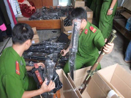 Lực lượng chức năng đ&atilde; ph&aacute;t hiện cả kho vũ kh&iacute; tại 2 cửa h&agrave;ng b&aacute;ch h&oacute;a tr&ecirc;n địa b&agrave;n tỉnh Quảng Trị