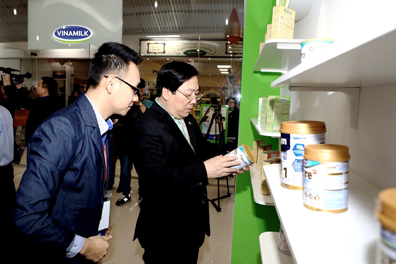 &Ocirc;ng Nguyễn Thanh Sơn - Đại sứ đặc mệnh to&agrave;n quyền Việt Nam tại Li&ecirc;n Bang Nga quan t&acirc;m đến c&aacute;c sản phẩm sữa bột của Vinamilk tại Hội chợ H&agrave;ng VN Chất lượng cao ở Nga