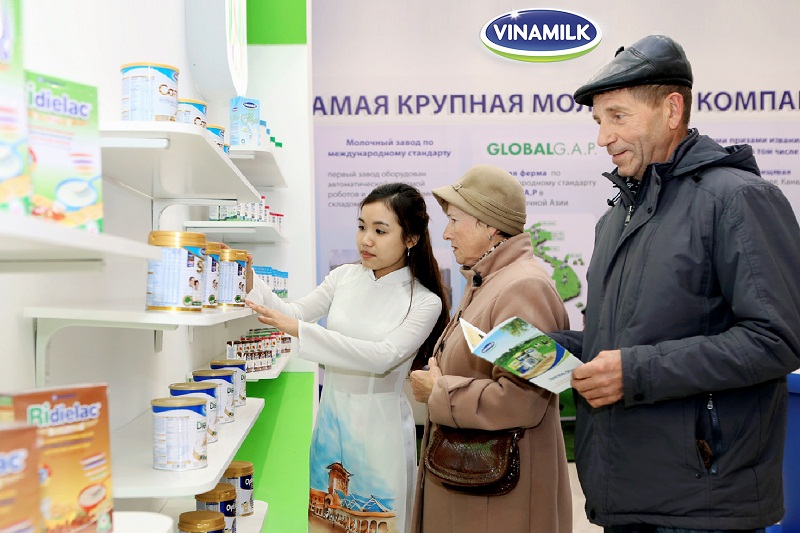 Đại diện Vinamilk đang giới thiệu đến người 13Win18 đa dạng khuyến mãi Nga những sản phẩm chất lượng, đa dạng của Vinamilk &ndash; c&ocirc;ng ty sữa h&agrave;ng đầu tại Việt Nam v&agrave; thương hiệu sữa duy nhất trong ng&agrave;nh sữa Việt Nam 4 lần li&ecirc;n tiếp đươc 13Win15 com - Thương hiệu nhà cái uy tín Việt Nam vinh danh Thương hiệu Quốc gia