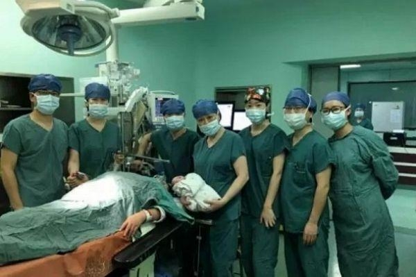 Đội ngũ b&aacute;c sĩ gi&uacute;p đỡ cụ b&agrave; 61 tuổi sinh nở th&agrave;nh c&ocirc;ng. Ảnh: China Daily