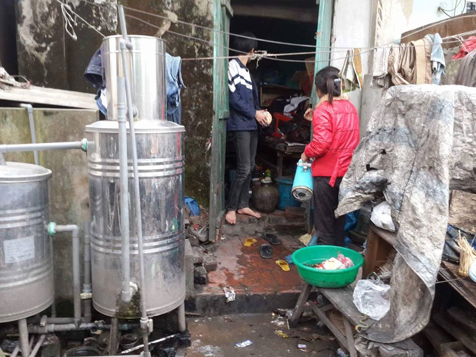Ng&ocirc;i nh&agrave; bề bộn của 4 mẹ con b&agrave; ch&aacute;u cụ Lộc ở th&ocirc;n Đấu Tranh