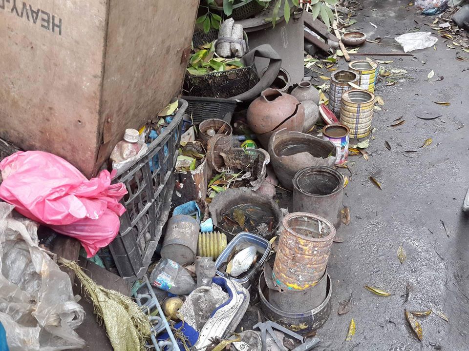 Những thứ người kh&aacute;c bỏ đi th&igrave; cụ Lộc mang về nh&agrave;