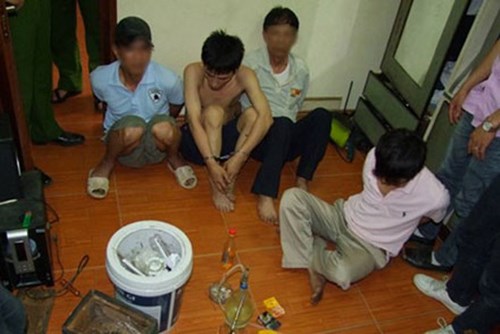 Đối tượng Trần Quốc Trung (cởi trần) hiện đ&atilde; kh&ocirc;ng c&ograve;n l&agrave; c&aacute;n bộ của Chi cục thuế Ba V&igrave;, H&agrave; Nội