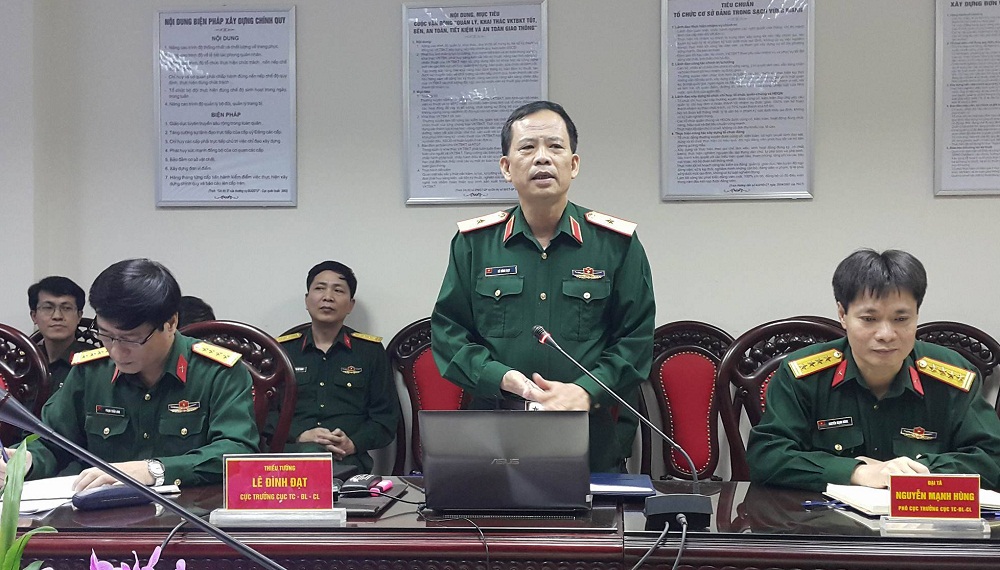 Thiếu tướng L&ecirc; Đ&igrave;nh Đạt, Cục trưởng Cục Ti&ecirc;u chuẩn Đo lường Chất lượng - Bộ Quốc ph&ograve;ng b&aacute;o c&aacute;o trước hội nghị