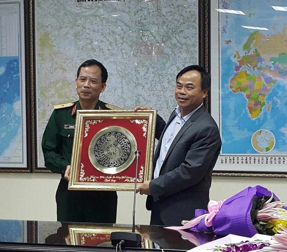Tổng cục trưởng Tổng cục TCĐLCL Trần Văn Vinh trao qu&agrave; lưu niệm cho Thiếu tướng L&ecirc; Đ&igrave;nh Đạt - Cục trưởng Cục Ti&ecirc;u chuẩn Đo lường Chất lượng - Bộ Quốc ph&ograve;ng