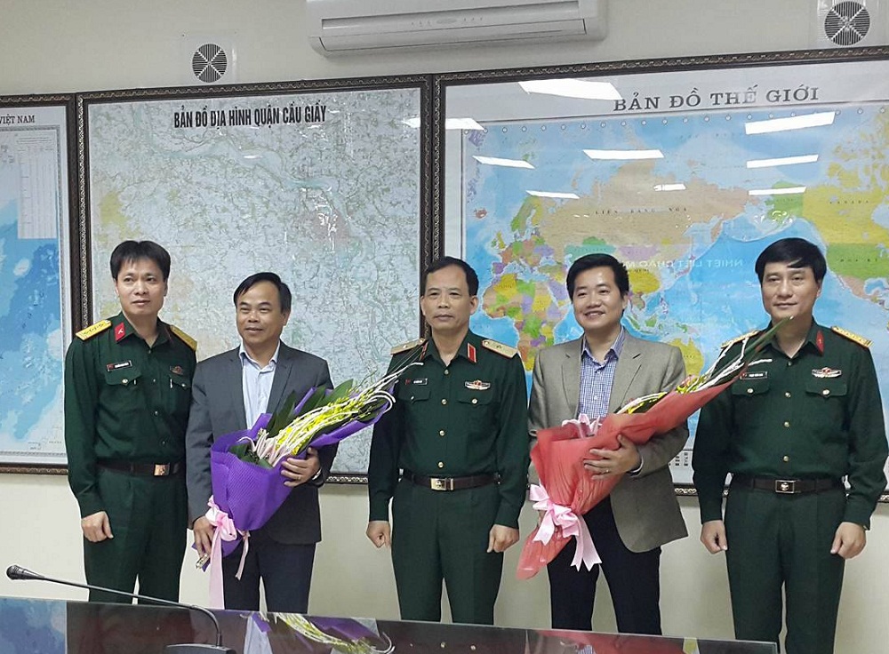 L&atilde;nh đạo hai cơ quan chụp ảnh lưu niệm