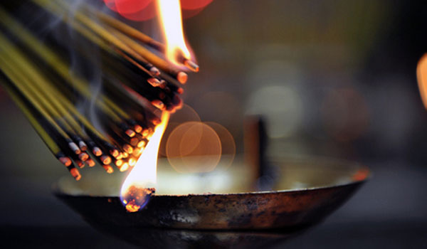 Th&ocirc;ng thường có 2 thời đi&ecirc;̉m bao sái bát hương 