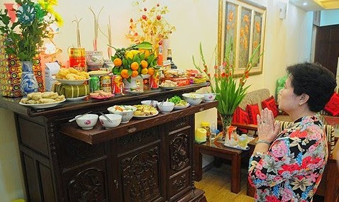 C&aacute;c gia đ&igrave;nh thường dọn dẹp, lau ch&ugrave;i ban thờ thổ c&ocirc;ng, gia ti&ecirc;n trước l&ecirc;̃ cúng &ocirc;ng C&ocirc;ng, &ocirc;ng Táo 