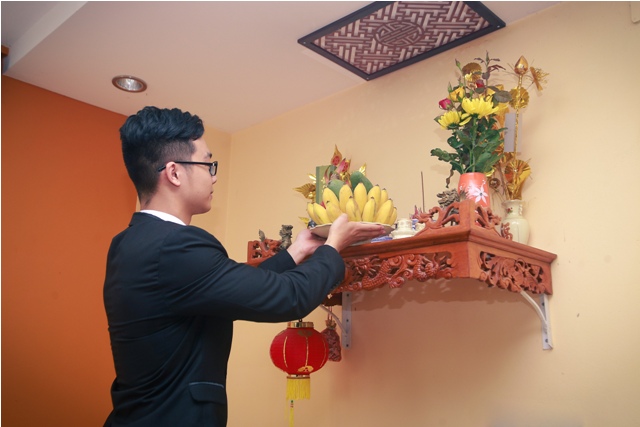 Vi&ecirc;̣c lau dọn, tỉa ch&acirc;n hương là vi&ecirc;̣c quan trọng trong những ngày T&ecirc;́t đ&ecirc;́n, xu&acirc;n v&ecirc;̀ 