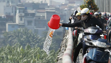 Cách thả cá chép trong ngày cúng &ocirc;ng C&ocirc;ng, &ocirc;ng Táo sao cho vừa đúng ý nghĩa t&acirc;m linh vừa bảo v&ecirc;̣ m&ocirc;i trường kh&ocirc;ng phải ai cũng bi&ecirc;́t 