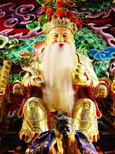 Người d&acirc;n chọn ng&agrave;y Thần T&agrave;i bay về trời l&agrave; ng&agrave;y c&uacute;ng v&iacute;a Thần T&agrave;i để mong may mắn v&agrave; nhiều t&agrave;i lộc 