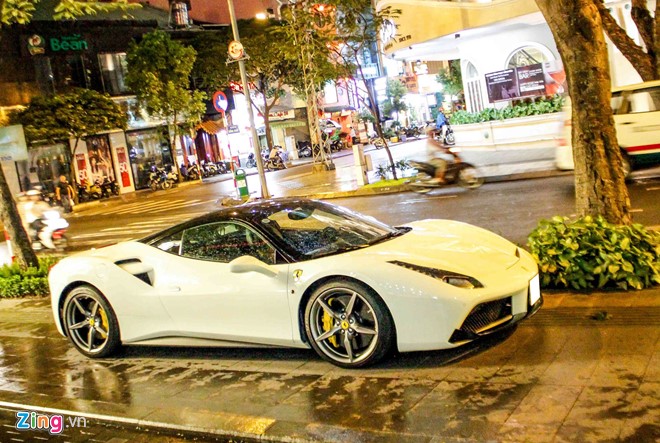 Không lâu sau khi sở hữu siêu xe Lamborghini Huracan và Rolls-Royce Wraith, doanh nhân Nguyễn Quốc Cường (Cường Đô La) lại đưa thêm chiếc Ferrari 488 GTB màu trắng trị giá 15 tỷ đồng về garage. Đây là chiếc Ferrari 488 GTB màu trắng đầu tiên tại Việt Nam, được đưa về nước hồi cuối tháng 2 năm nay. Sau thời gian dài nằm tại showroom chờ khách, siêu xe này mới xuất hiện trong garage của ‘đại gia phố núi’. Ferrari 488 đã vài lần xuất hiện trên phố cùng Cường Đô La. Không lâu sau khi sở hữu siêu xe Lamborghini Huracan và Rolls-Royce Wraith, doanh nhân Nguyễn Quốc Cường (Cường Đô La) lại đưa thêm chiếc Ferrari 488 GTB màu trắng trị giá 15 tỷ đồng về garage. Đây là chiếc Ferrari 488 GTB màu trắng đầu tiên tại Việt Nam, được đưa về nước hồi cuối tháng 2 năm nay. Sau thời gian dài nằm tại showroom chờ khách, siêu xe này mới xuất hiện trong garage của ‘đại gia phố núi’. Ferrari 488 đã vài lần xuất hiện trên phố cùng Cường Đô La.