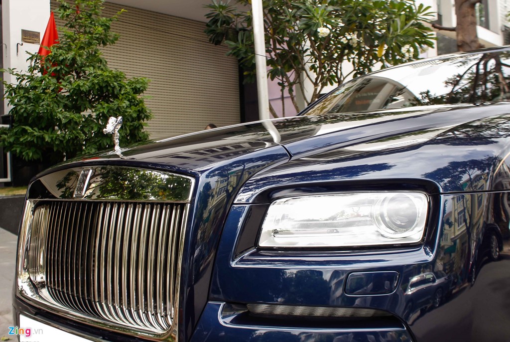 Rolls-Royce Wraith là mẫu xe đắt giá nhất ở thời điểm hiện tại của Quốc Cường. Tại Việt Nam, Rolls-Royce Wraith có giá cơ sở 18 tỷ đồng, riêng bản bespoke có giá từ 21 tỷ. Đường coachline chạy dọc thân xe do nghệ nhân Mark Court vẽ bằng tay không cần dùng thước kẻ. Rolls-Royce Wraith là mẫu xe đắt giá nhất ở thời điểm hiện tại của Quốc Cường. Tại Việt Nam, Rolls-Royce Wraith có giá cơ sở 18 tỷ đồng, riêng bản bespoke có giá từ 21 tỷ. Đường coachline chạy dọc thân xe do nghệ nhân Mark Court vẽ bằng tay không cần dùng thước kẻ.